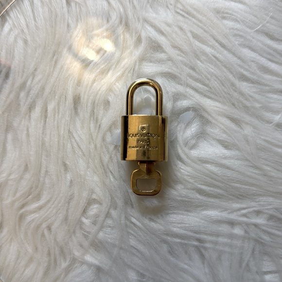Louis Vuitton lock and key and LV bow charm - Picture 4 of 6